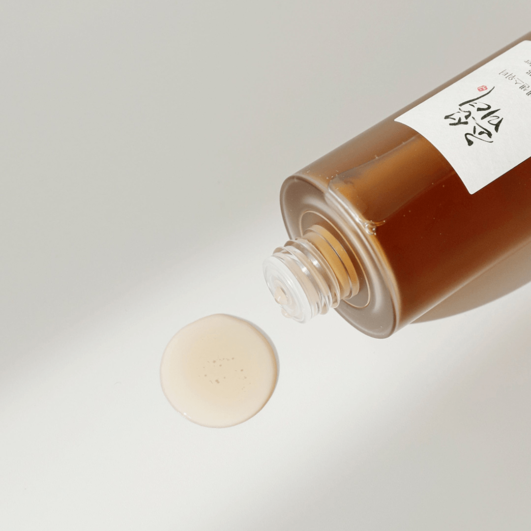 Essence water pouring flatlay – hydrating formula with ginseng for brightening & revitalizing skin.