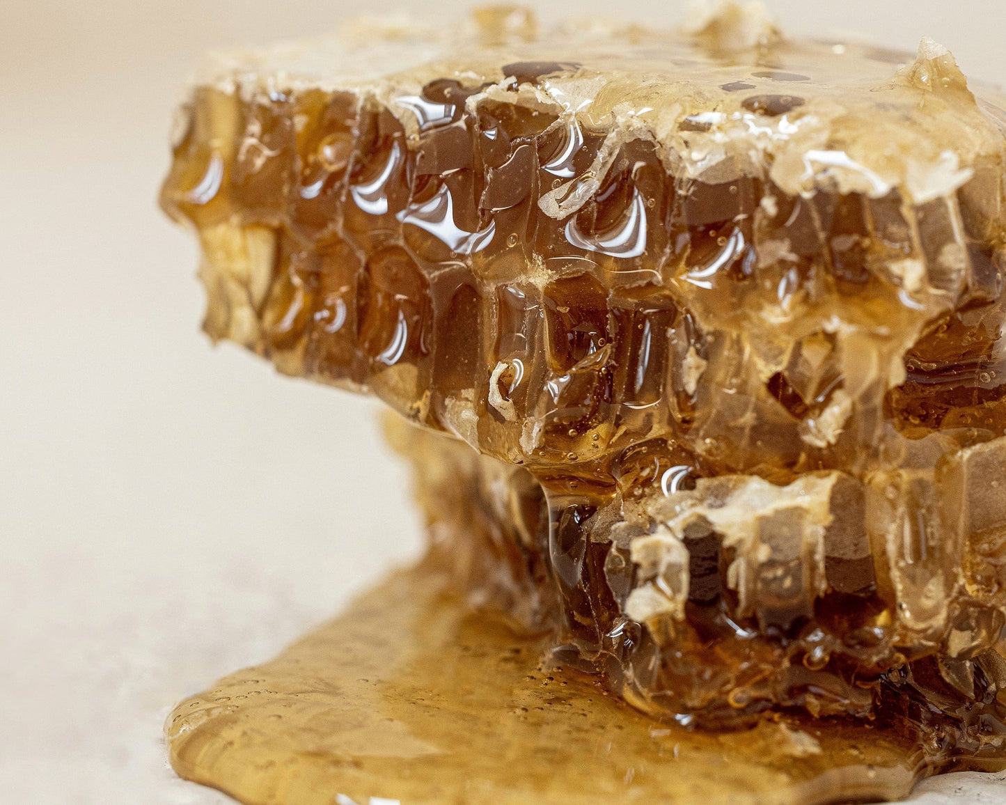 Honeycomb macro photo symbolizing propolis ingredient in Beauty of Joseon Glow Serum Propolis & Niacinamide.
