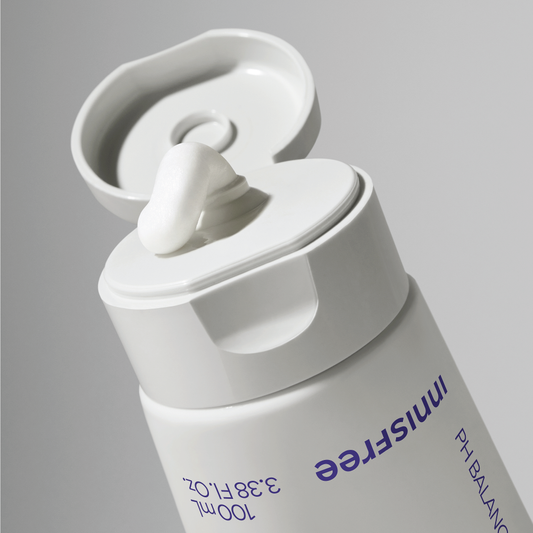 Innisfree Blueberry Rebalancing 5.5 Cleanser 100ml with open flip-top cap and cleanser texture