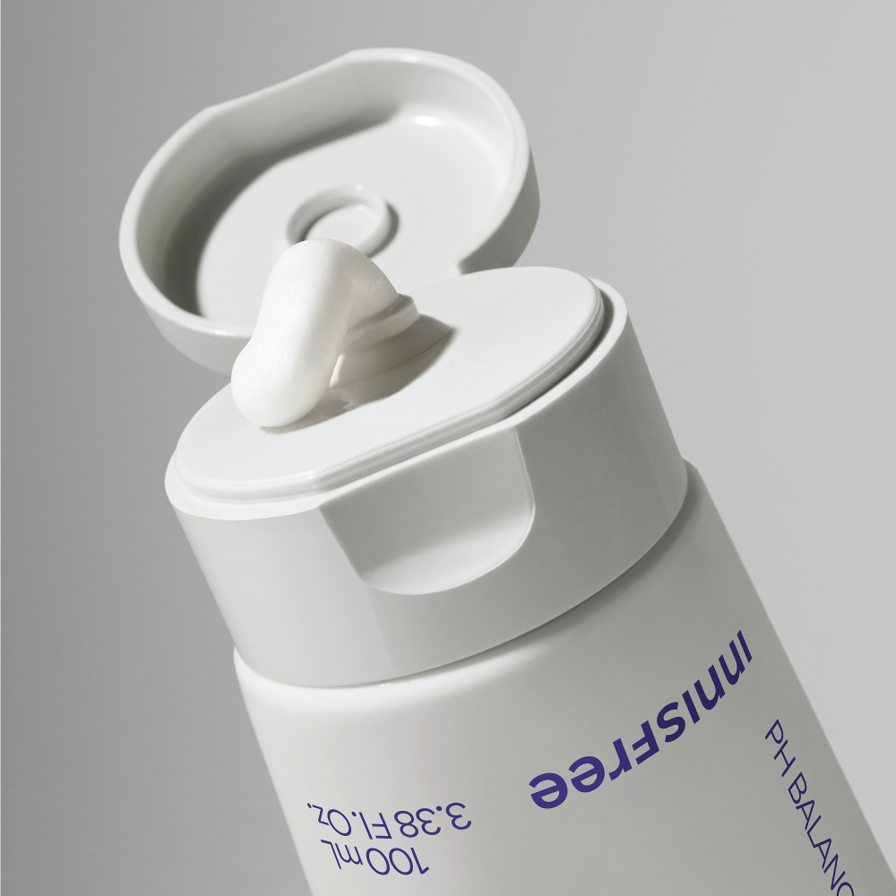 Innisfree Blueberry Rebalancing 5.5 Cleanser 100ml with open flip-top cap and cleanser texture