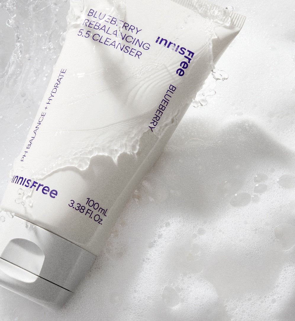 Innisfree Blueberry Rebalancing 5.5 Cleanser 100ml surrounded by water and cleansing foam